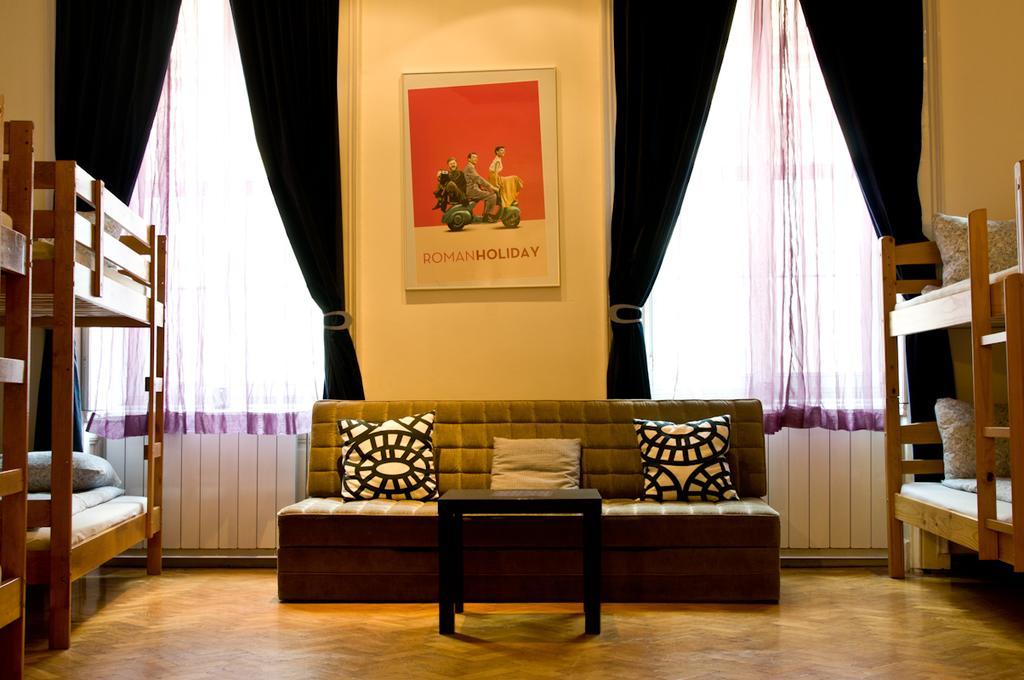 11Th Hour Cinema Hostel Budapest Luaran gambar